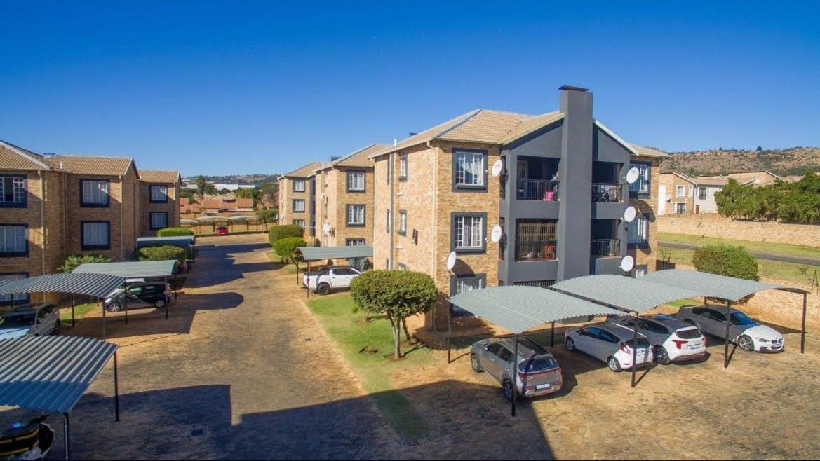 Cozy & Private 2-Bedroom Groundfloor Apartment Roodepoort Exterior photo